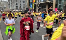 开云平台链接 - 一男子穿龙袍跑马拉松 