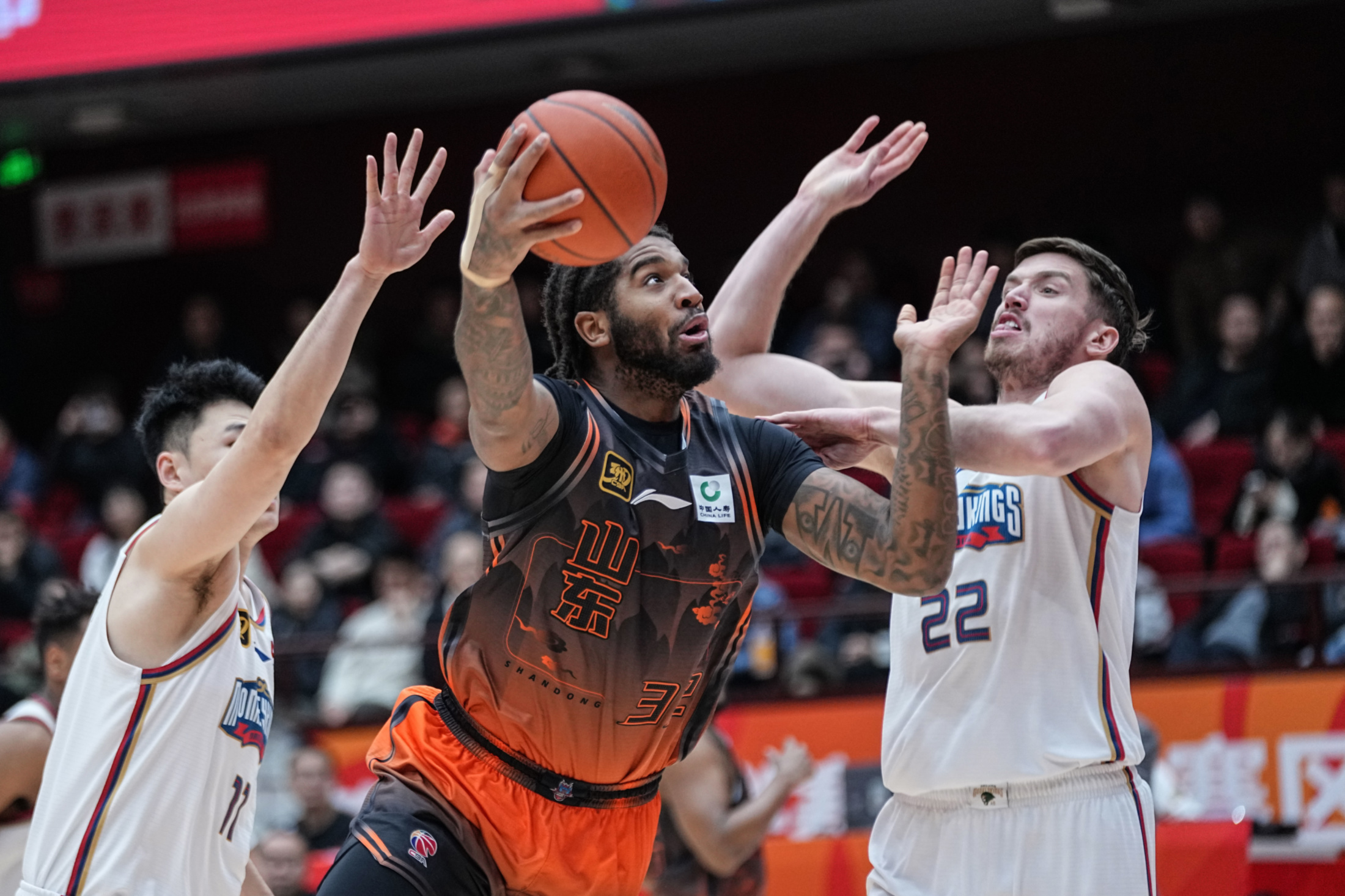 转会期山东男篮完成体检——NBA季后赛节点到来，质疑声仍在，训练强度明显提升的简单介绍